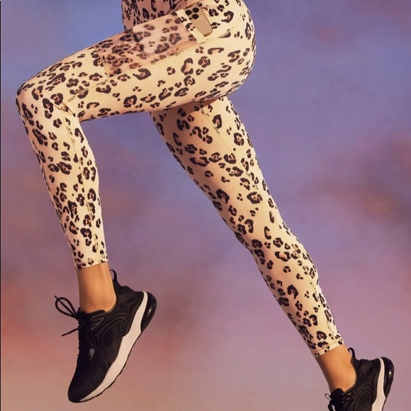 Fabletics high wasted pocket legging and medium impact sports bra - Picture 9 of 12